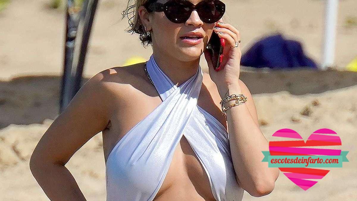 Rita Ora Los Tiene de Punta en la Playa