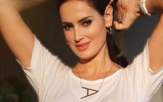 Adriana Barrientos con camiseta blanca
