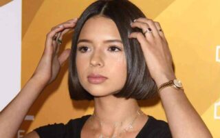 Ángela Aguilar tocándose el pelo